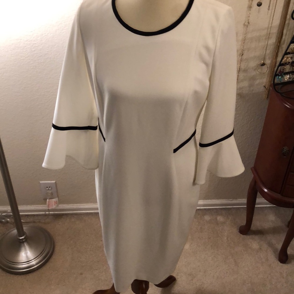 🎁 CALVIN KLEIN Winter White Flare Sleeve Dress